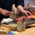 すしやのたい悟 - 鮪をカット中の大将。