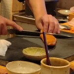 すしやのたい悟 - 自家製カラスミをスライスする大将。