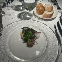 カンブーザ - 冷菜:マグロの低温調理とパン2種類