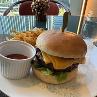 MAISON MARUNOUCHI - マルノウチ 和牛チーズバーガー ※正面から撮影