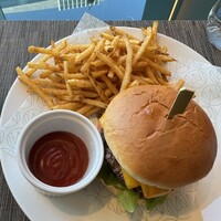 MAISON MARUNOUCHI - マルノウチ 和牛チーズバーガー ※上部から撮影