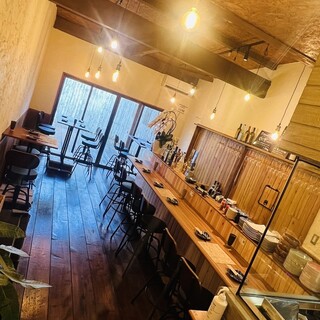 "Cozy and Stylish Space: Perfect for Girls' Night Out, Shopping, or After Work!"