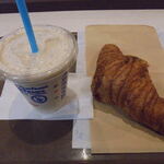 ヴィ・ド・フランス - 料理写真:クロワッサンと濃厚バナナスムージー