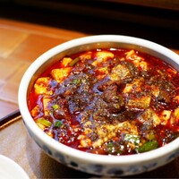 月居 赤坂 - 牛バラ牛スジがたっぷり入った旨辛麻婆豆腐は流石の美味しさ