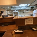 ロールキャベツ専門店 rolls - カウンター越しの店内厨房