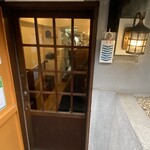 ロールキャベツ専門店 rolls - 地下1階に降りた先の入口