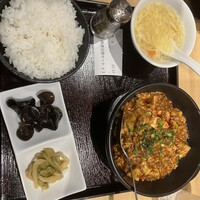 中国菜酒 蜀留香 - 重慶麻婆豆腐定食。シビシビの本格派だが、辛さも塩加減も抑え目。