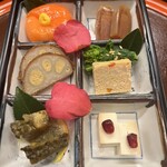 277013327 - 昼懐石１５７３０円。八寸。最高です。
                        サーモン寿司、菜種辛子和え、助子落雁、辛子蓮根、小川唐墨、豆腐味噌漬け、鮑共和え