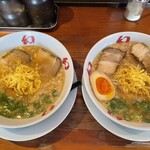 幻のラーメン亭 - 右:半熟玉子　　左:半玉
