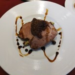 ミモザ - 私は大麦豚ローストポーク　オニオンペーストを付けて頂くと最高　下にお野菜色々隠れてます♪