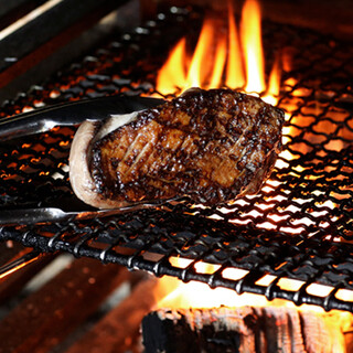 素材本来の味をさらに引き立てる“薪窯料理”