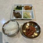 李さんの台所 - ライス、白菜キムチ、パンチャン