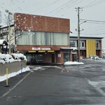 キッチン忠 - モータースクールの敷地内、屋根の下が店舗です