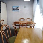 キッチン忠 - 2人がけが多いテーブル