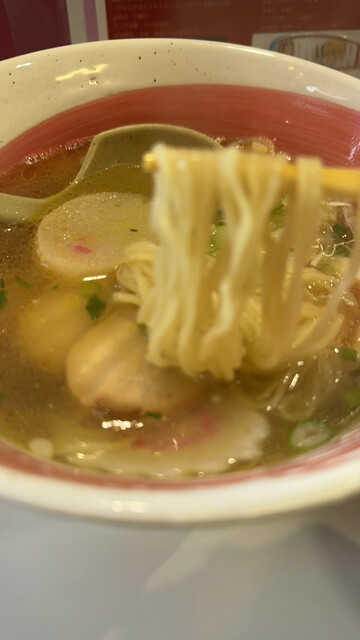 これぞ函館塩No.1塩ラーメン！函館駅すぐ「炎陣」透明スープはコクがあってシンプルに激ウマ : ハコダテ ヌードルズ 炎陣の写真