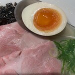 中華蕎麦 無冠 - ホタテの味玉、チャーシュー、刻みネギ、アオサ？