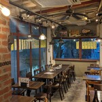 五十六 - 店舗右側、多人数の宴会もOK。