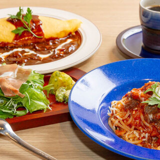 オムライスや生パスタでしっかりお食事◎仕事帰りの一杯とともに