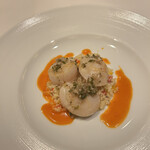 ヴレ ド ヴレ シェ ヒロ - ホタテ貝柱のムニエル　パプリカのソースクスクス添え