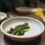 なぎさのハンバーガー - 鎌倉野菜　小松菜の薪火焼き　一味唐辛子を乗せて