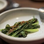 なぎさのハンバーガー - 鎌倉野菜　小松菜の薪火焼き　一味唐辛子を乗せて