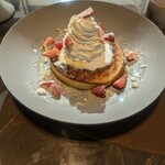 District Brasserie, Bar, Lounge - ホワイトチョコレート＆ストロベリーパンケーキ