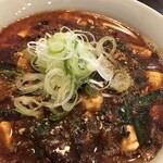 人力俥 - たっぷりの花椒、焦がし辣油、ネギが乗ります！