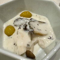 天厨菜館 銀座店 - 鮑と季節野菜のトリュフクリーム煮。栗が入っていました。
                    2024年12月17日
