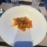アーティスト カフェ - 大きなお皿に上品な量のパスタっと思いきや、それなりにたっぷり。