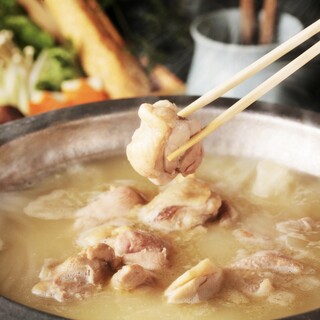 長時間鶏ガラを煮込んだ濃厚スープの特製水炊き