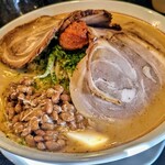 らーめん亘理 - 料理写真:納豆のパック1個分。トロリとした味噌ラーメン。