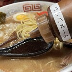 長浜らーめん - ラーメンダレ投入