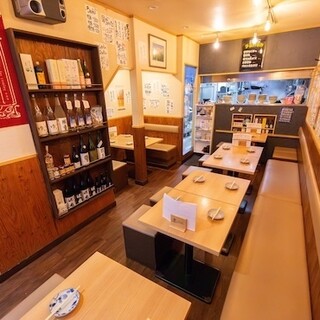 昼は明るい、夜は落ち着く雰囲気の空間◎普段使いに最適です