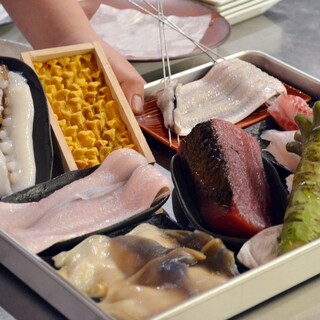 視覚、嗅覚、味覚、触覚、聴覚を刺激するような独自の和食体験