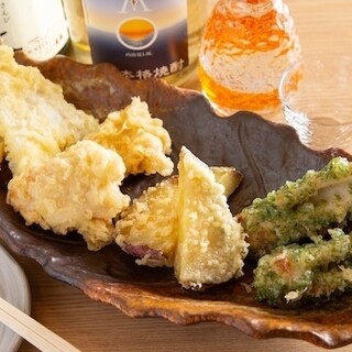 おでんや天ぷら、骨付き鶏などお酒が進む居酒屋メニューが勢揃い