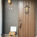 とんかつ成蔵 - 普通の一軒家風で大通りとは反対の向きに入り口が