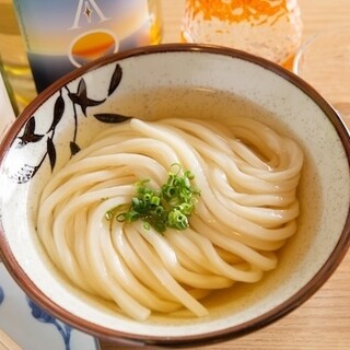 ランチは【ひやかけうどん】◎いりこ出汁とコシのある麺が自慢！