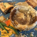 cafe chestnuts - ポットパイのパイを崩してスープの中へ