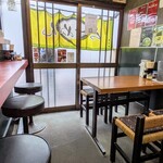 麺 えどや - 味のあるコンパクトな店内。素晴らしい。