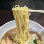 麺 えどや - リフトすると湯気が立ち昇る。寒い時期には有り難い。コシがありつつプツンと切れる良い食感。