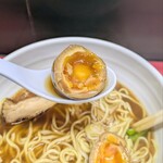 麺 えどや - 味玉は中が半熟。徹底した味染み味玉。