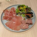 24/7 cafe apartment - 