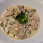 キッチン ブルー グローブ - 鶏もも肉と茸のフリカッセのアップ