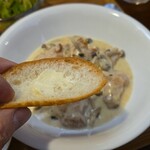 キッチン ブルー グローブ - フランスパンへ、