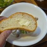 キッチン ブルー グローブ - ここから大きなフランスパン