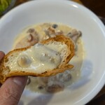 キッチン ブルー グローブ - 次はパンへソースを乗せて