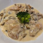 キッチン ブルー グローブ - 正面から、チキン、茸が見えます