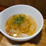 キッチン ブルー グローブ - 白菜スープのアップ