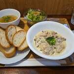 キッチン ブルー グローブ - 鶏もも肉と茸のフリカッセ　ソフトフランスパン添え