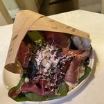 かまくら個室ビストロ KAMAKURA 新宿店 - ブーケに入った生ハムとほうれん草のサラダ